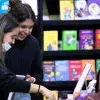 Dos mujeres jóvenes buscan libros en la FIL Monterrey 2022