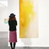 foto de una persona en una exposición de arte