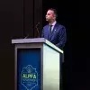 Eduardo Medina brindando una charla durante una convención de la organización ALPFA .
