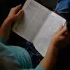 Persona leyendo un libro