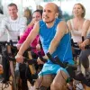 Grupo de adultos realizando spinning