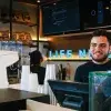 Persona siendo atendida en un negocio de café 