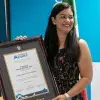 Fundadora de Voluntarios México recibiendo premio EXATEC