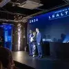 Angélica Meza durante la ceremonia de lealtad, con su reconocimiento y junto a sus líderes 