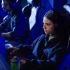 Chica y chico jugando videojuegos
