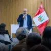 Profesor hablando frente a público. 