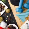 foto de mesa con platillos navideños y elementos de ejercicio y control de peso