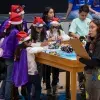 Niñas con gorro navideño y lentes participan en el juego del robot de FIRST LEGO League en PrepaTec Laguna