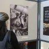 alumna observando fotografías en la exposición 