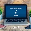 Computadora que muestra el aviso de que el software se está actualizando, uno de los consejos para mantener en estado óptimo un equipo de cómputo