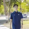 erick escamilla caminando en pasillo del tec