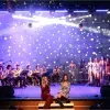 Estudiantes en el escenario de la obra