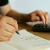 Persona con calculadora revisando finanzas personales