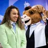 Estudiante con traje verde celebra su graduación de la generación mayo 2025 de PrepaTec Laguna 