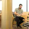 Persona laborando en oficina