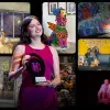 Collage de fotos que muestran actividades de arte como baile, teatro e ilustración con una imagen al centro de una joven adolescente sosteniendo un trofeo circular que dice "Talento que Inspira". 