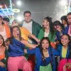 Alumnos abrazados.