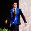 Alumno con estola del Tec de Monterrey avanza hacia la recepción de su título profesional en la graduación de la generación junio 2025