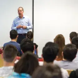 Profesor de la materia de emprendimiento