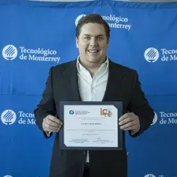 Alumnas  sosteniendo sus títulos universitarios