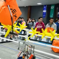 Robot en acción durante competencia