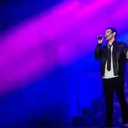 Alumno interpretando canción en el escenario