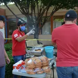 Alumnos del Reto promoviendo las hamburguesas de su sistema de negocios