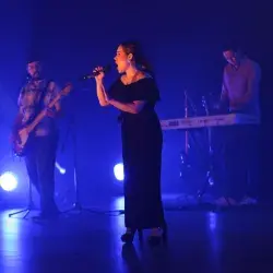 Alumna haciendo gala de sus dotes de cantante 