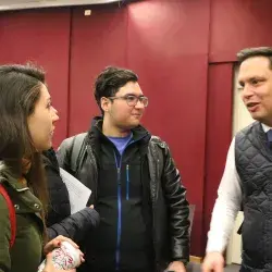 El procurador del Estado Bernardo González platica con estudiantes de Derecho 