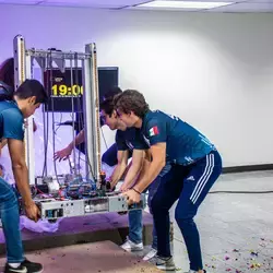 Integrantes del equipo Blue Ignition empaquetando el robot para la competencia