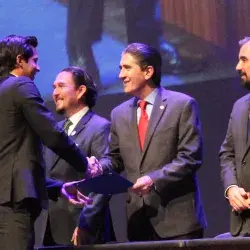 Victor Gutiérrez y directivos de Life reconocieron a los alumnos 