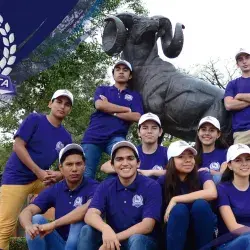 El equipo Ultravioleta posando para las cámaras de CONECTA