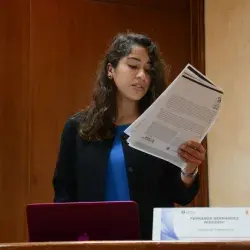Mujer leyendo un documento.