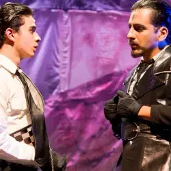 Dos hombres caracterizados en una puesta de escena