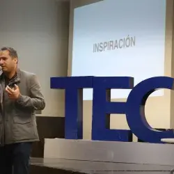 Adolfo Franco impartiendo conferencia