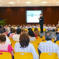 David Montalvo impartiendo su charla a todo el público del CEDE