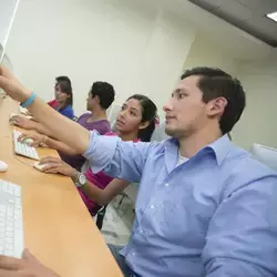 alumnos estudiando frente a una computadora