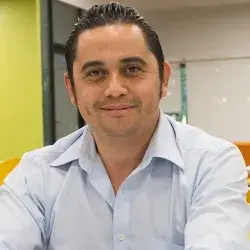 Hombre sentado sonriendo a la cámara