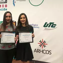 Andrea Parra y Marielisa Mendoza con su Premio Vinculación 2018