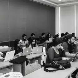Alumnos aprendiendo a usar Software Arena 