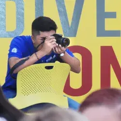 Harán Alonso en la cobertura de un evento con maestros