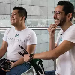 Estudiantes mexicanos crean empresa de prótesis 3D para ayudar a niños