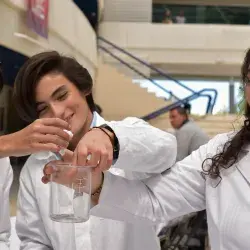 Alumnos mexicanos de secundaria con prótesis a base de unicel
