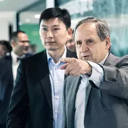 Chee Hong, ministro de Industria y Comercio de Singapur, con Salvador Alva, presidente del tec de Monterrey