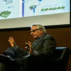 arquitecto ofreciendo charla