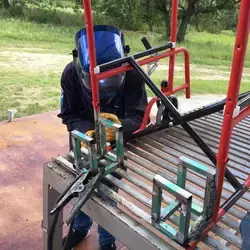 Alexis Avilés construyendo una silla eléctrico