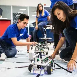 Participantes de KEYBOT trabajando en equipo. 