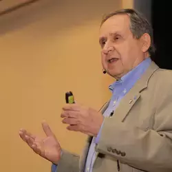 Salvador Alva, presidente del Tec de Monterrey en conferencia en Tec Santa Fe. 