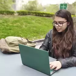 Nadia García en su computadora