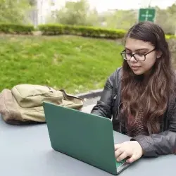 Nadia García en su computadora